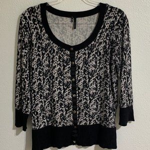 (T206) Maurices Women's Sz Lg Snapped Closure Scoop Neck 3/4 Sleeve Sweater, B&W